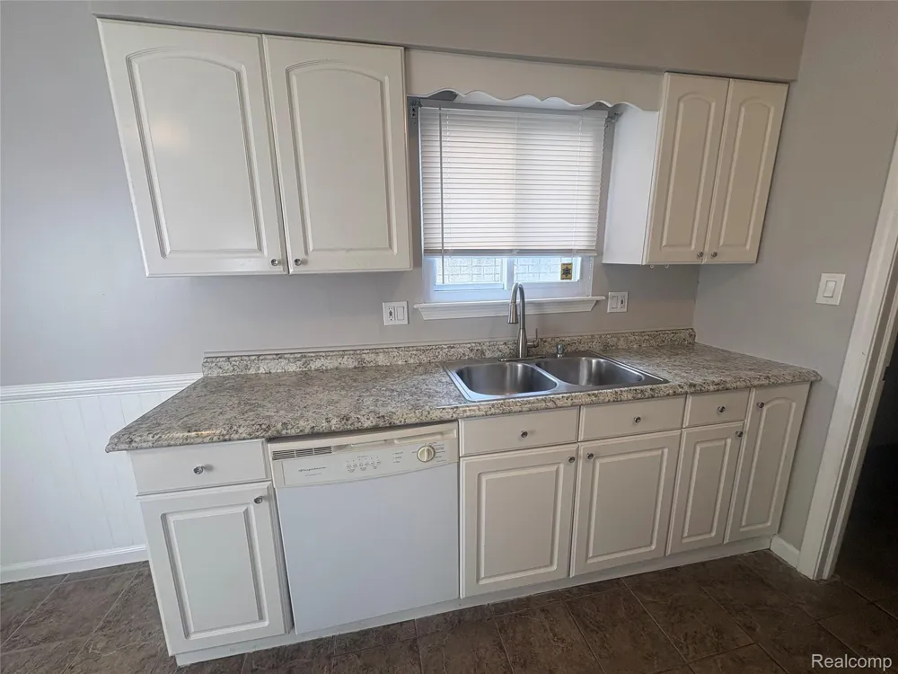 33 E Brockton Avenue Madison Heights City, MI 48071