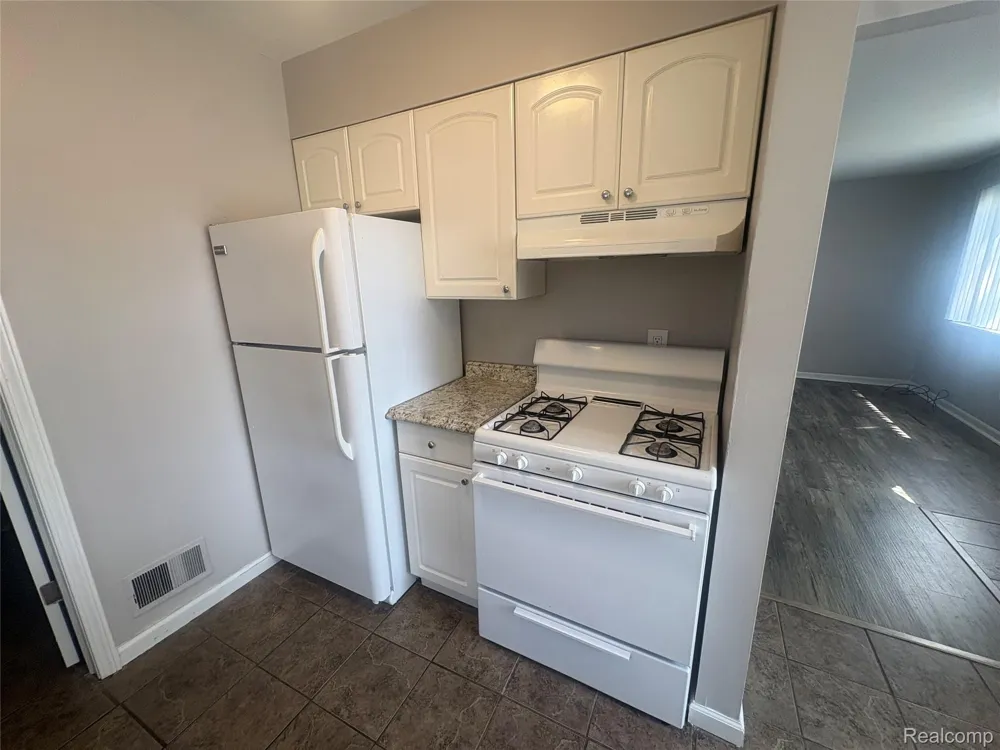 33 E Brockton Avenue Madison Heights City, MI 48071