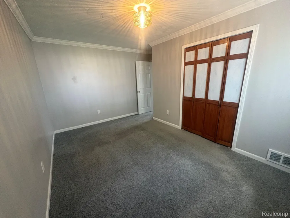 33 E Brockton Avenue Madison Heights City, MI 48071