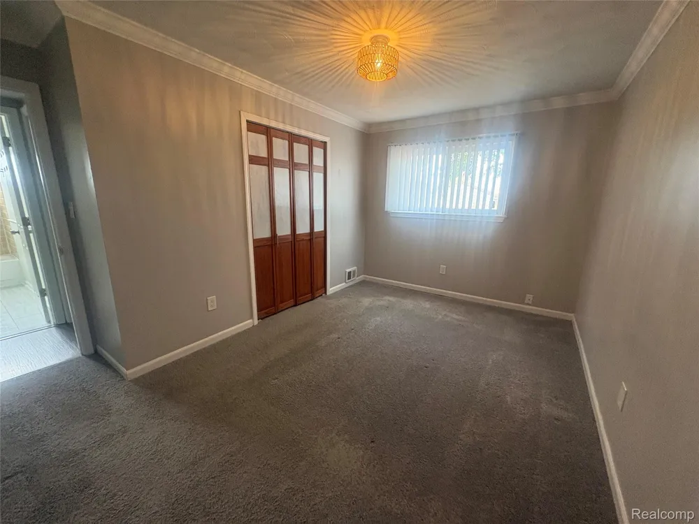 33 E Brockton Avenue Madison Heights City, MI 48071