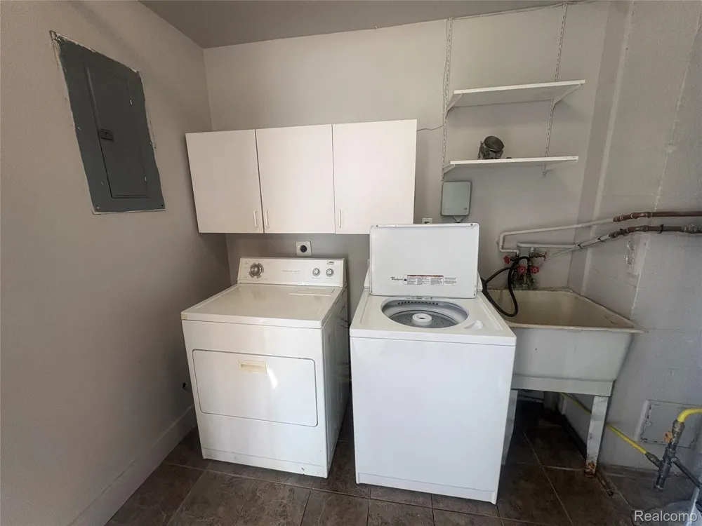 33 E Brockton Avenue Madison Heights City, MI 48071