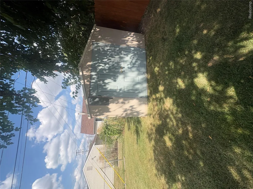 33 E Brockton Avenue Madison Heights City, MI 48071