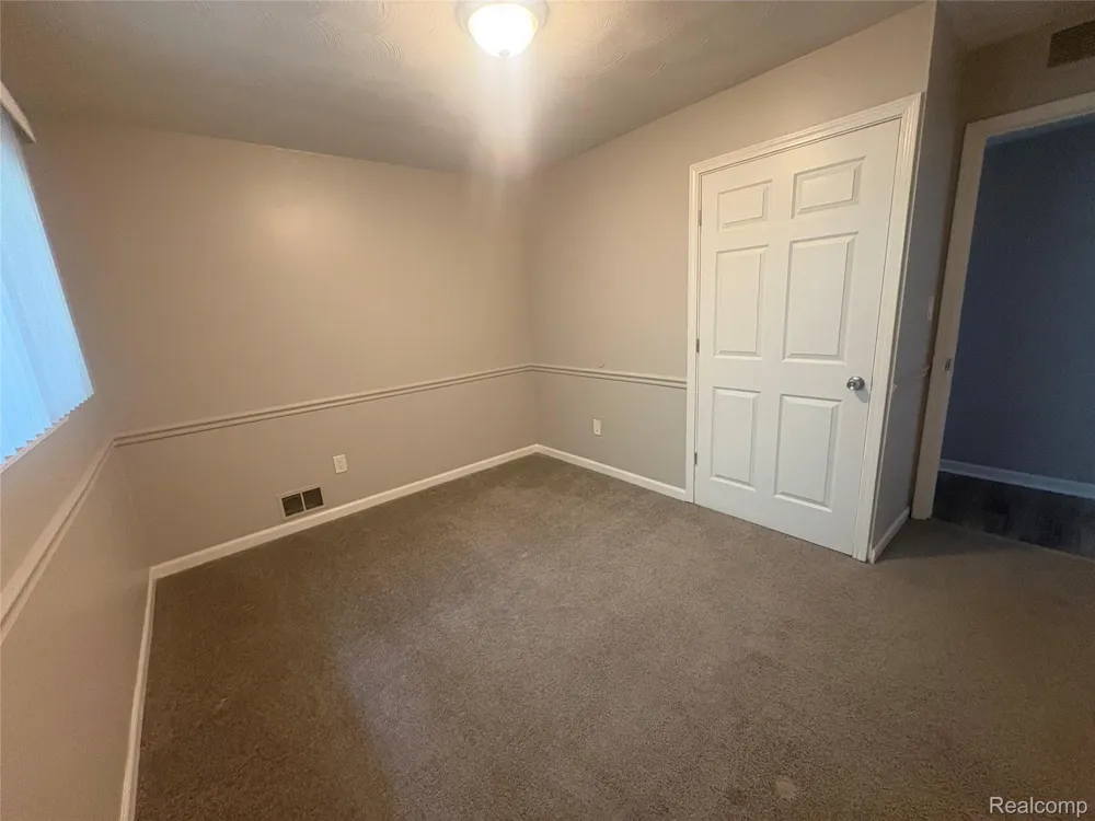 33 E Brockton Avenue Madison Heights City, MI 48071