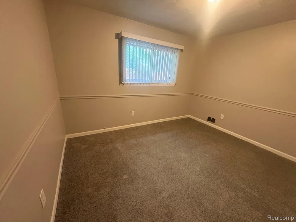 33 E Brockton Avenue Madison Heights City, MI 48071