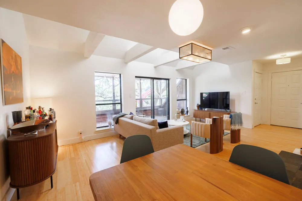 7320 Cave Hollow Austin, TX 78750