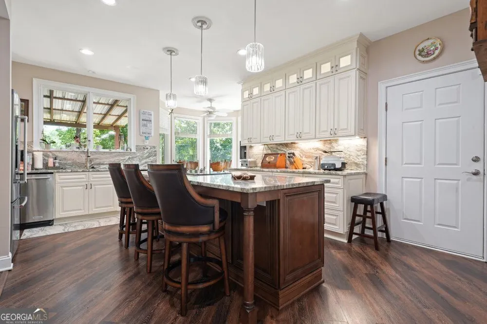 21 Rocky CIR NE White, GA 30184