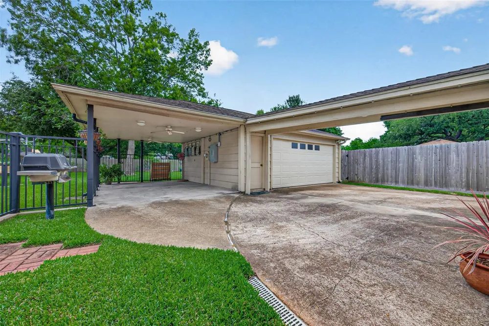 16217 Lakeview Drive Jersey Village, TX 77040