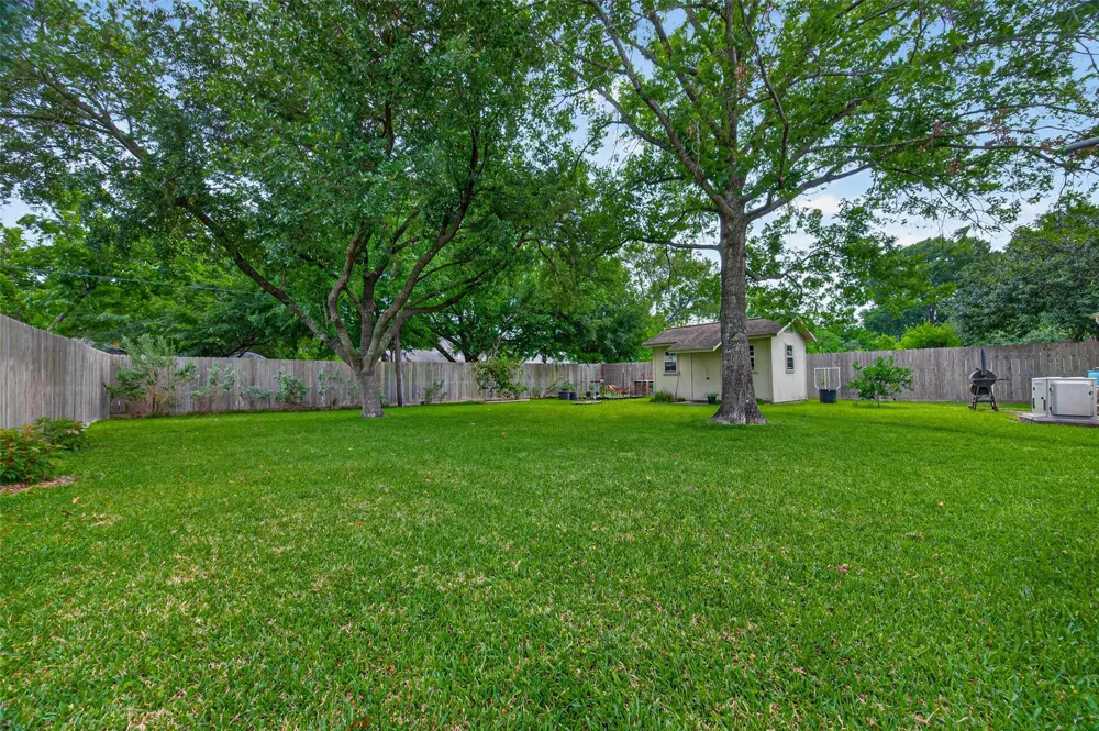 16217 Lakeview Drive Jersey Village, TX 77040