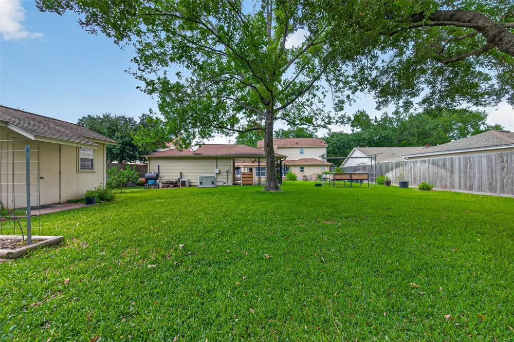 16217 Lakeview Drive Jersey Village, TX 77040