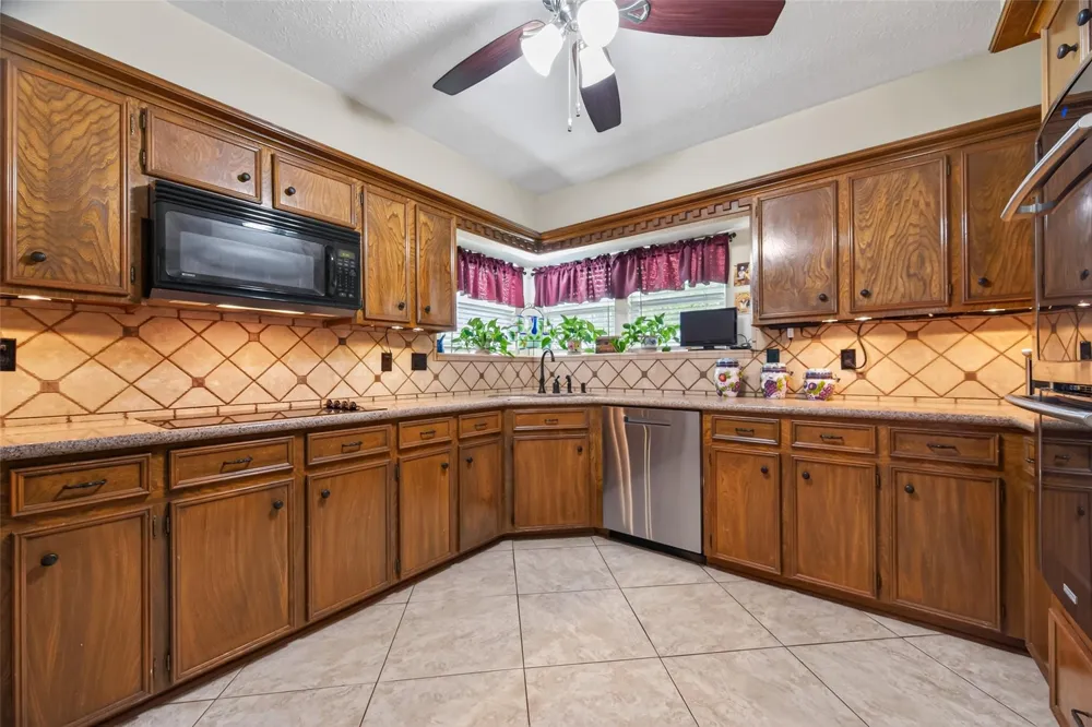 16217 Lakeview Drive Jersey Village, TX 77040