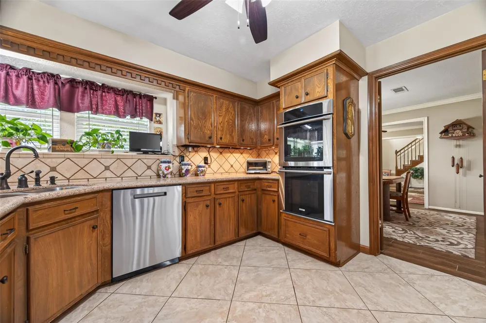 16217 Lakeview Drive Jersey Village, TX 77040