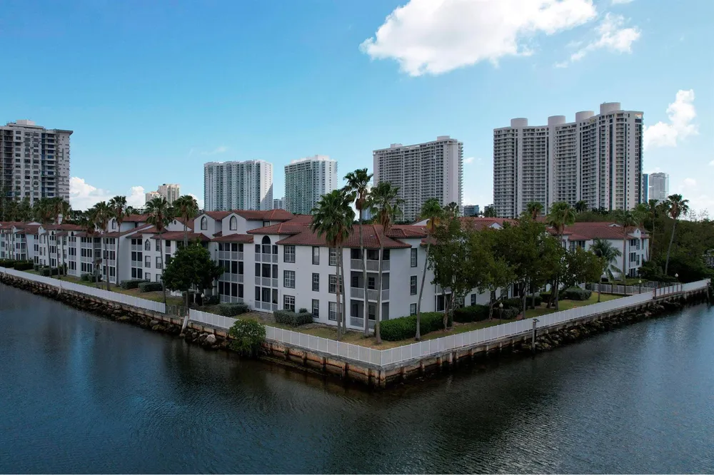 17900 NE 31st Court #4201 Aventura, FL 33160