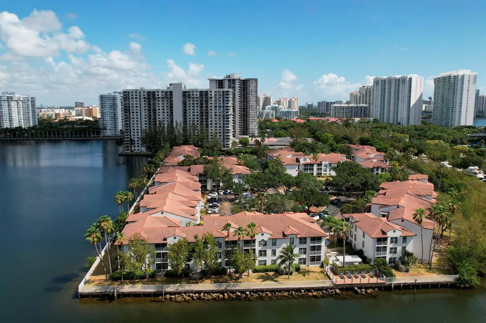 17900 NE 31st Court #4201 Aventura, FL 33160