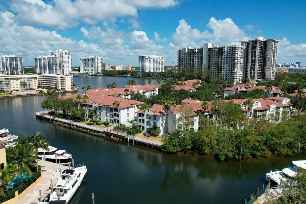 17900 NE 31st Court #4201 Aventura, FL 33160