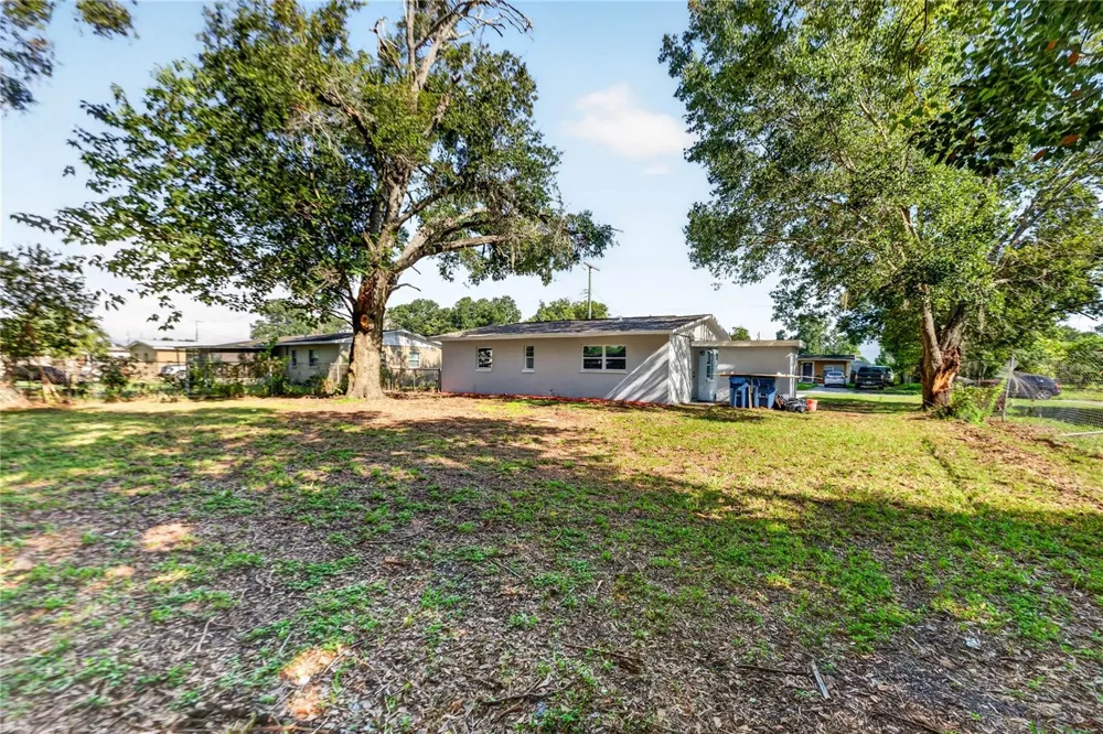 1803 E OHIO STREET Plant City, FL 33563