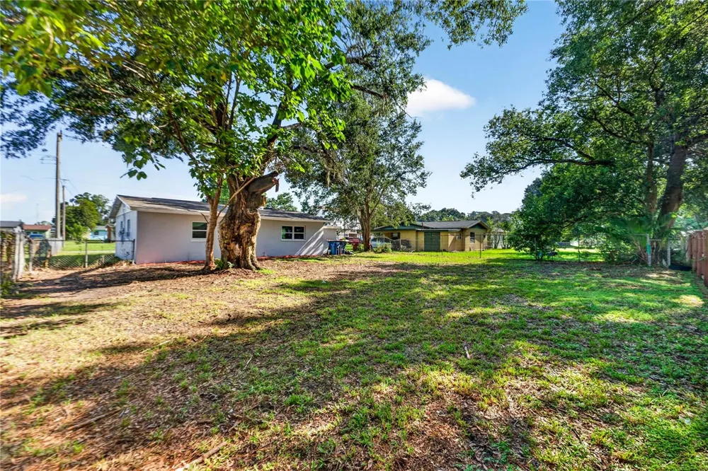 1803 E OHIO STREET Plant City, FL 33563
