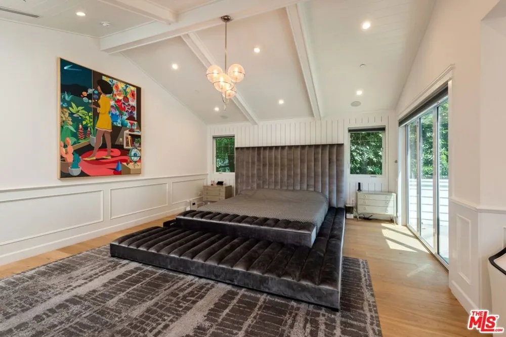 15272 Valley Vista Boulevard Sherman Oaks, CA 91403