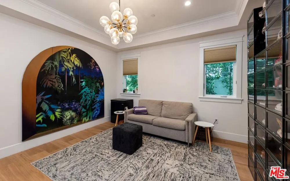 15272 Valley Vista Boulevard Sherman Oaks, CA 91403