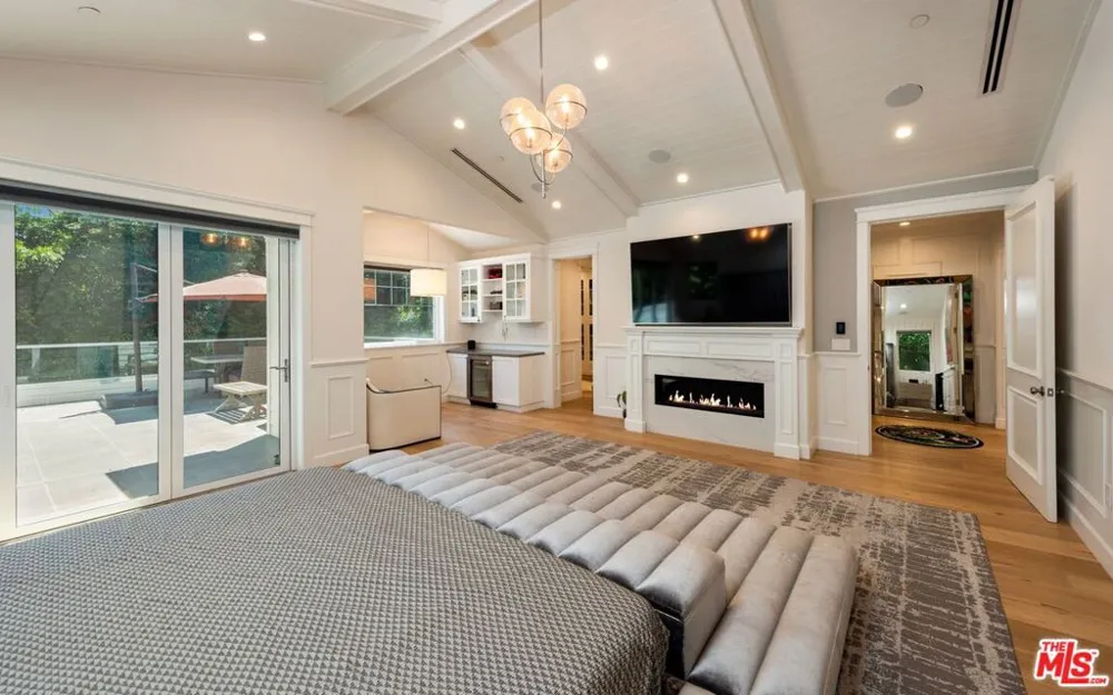 15272 Valley Vista Boulevard Sherman Oaks, CA 91403