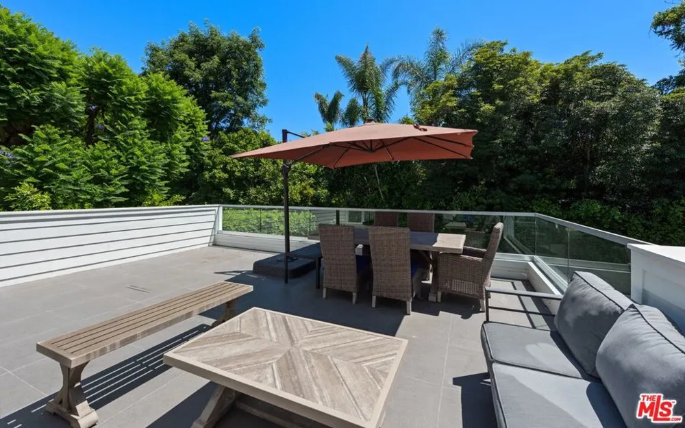 15272 Valley Vista Boulevard Sherman Oaks, CA 91403