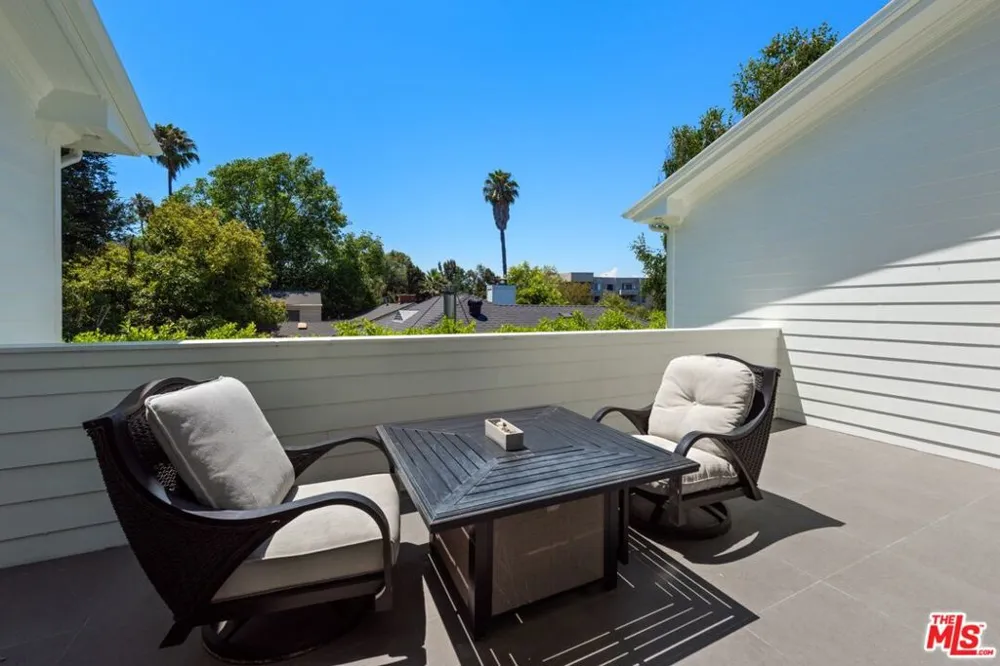 15272 Valley Vista Boulevard Sherman Oaks, CA 91403