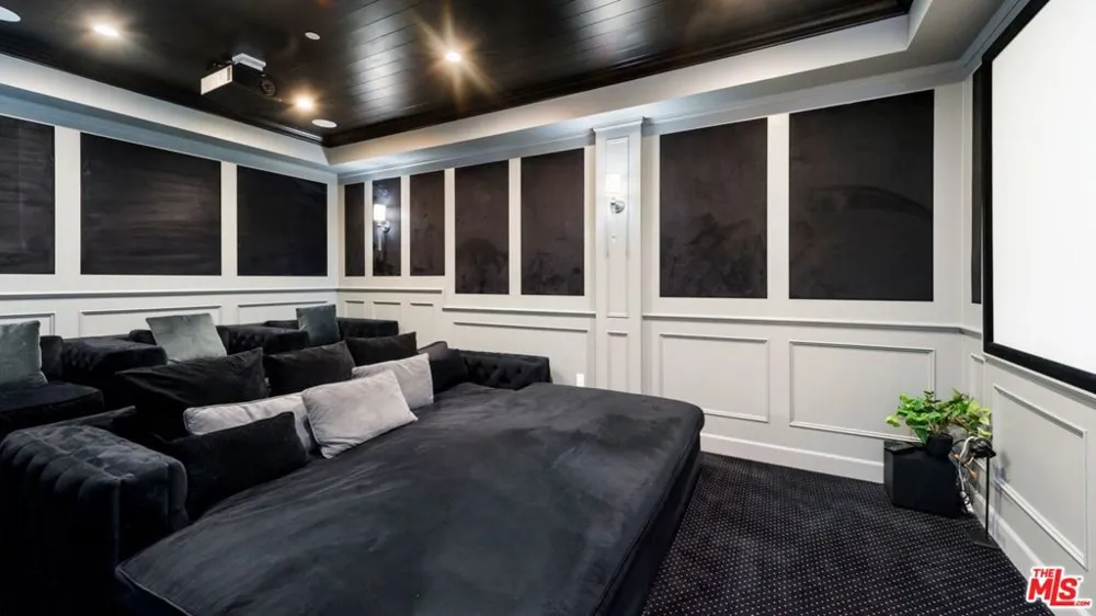 15272 Valley Vista Boulevard Sherman Oaks, CA 91403
