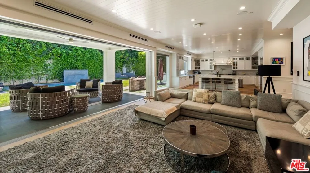 15272 Valley Vista Boulevard Sherman Oaks, CA 91403