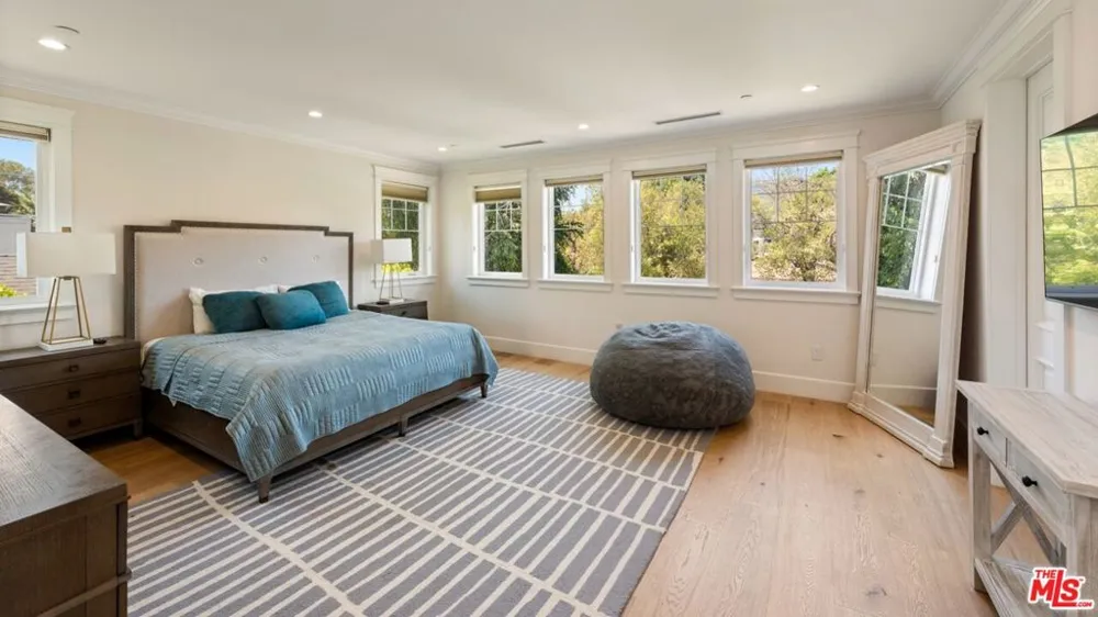 15272 Valley Vista Boulevard Sherman Oaks, CA 91403