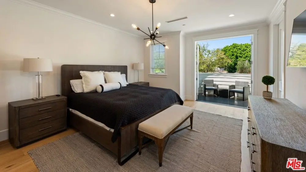 15272 Valley Vista Boulevard Sherman Oaks, CA 91403
