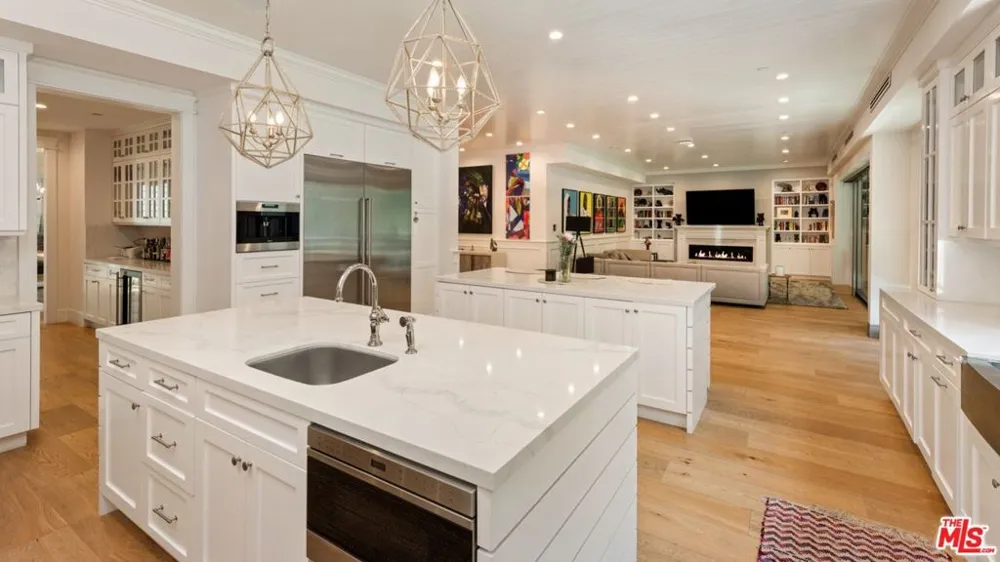 15272 Valley Vista Boulevard Sherman Oaks, CA 91403