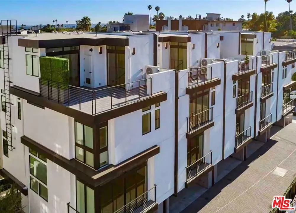 7584 W Skye Way Los Angeles, CA 90046