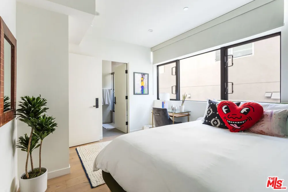 7584 W Skye Way Los Angeles, CA 90046