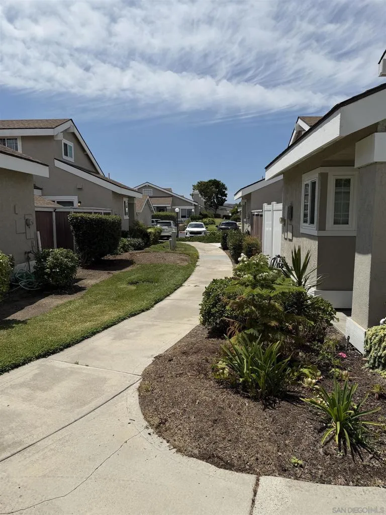318 Riverview Way Oceanside, CA 92057