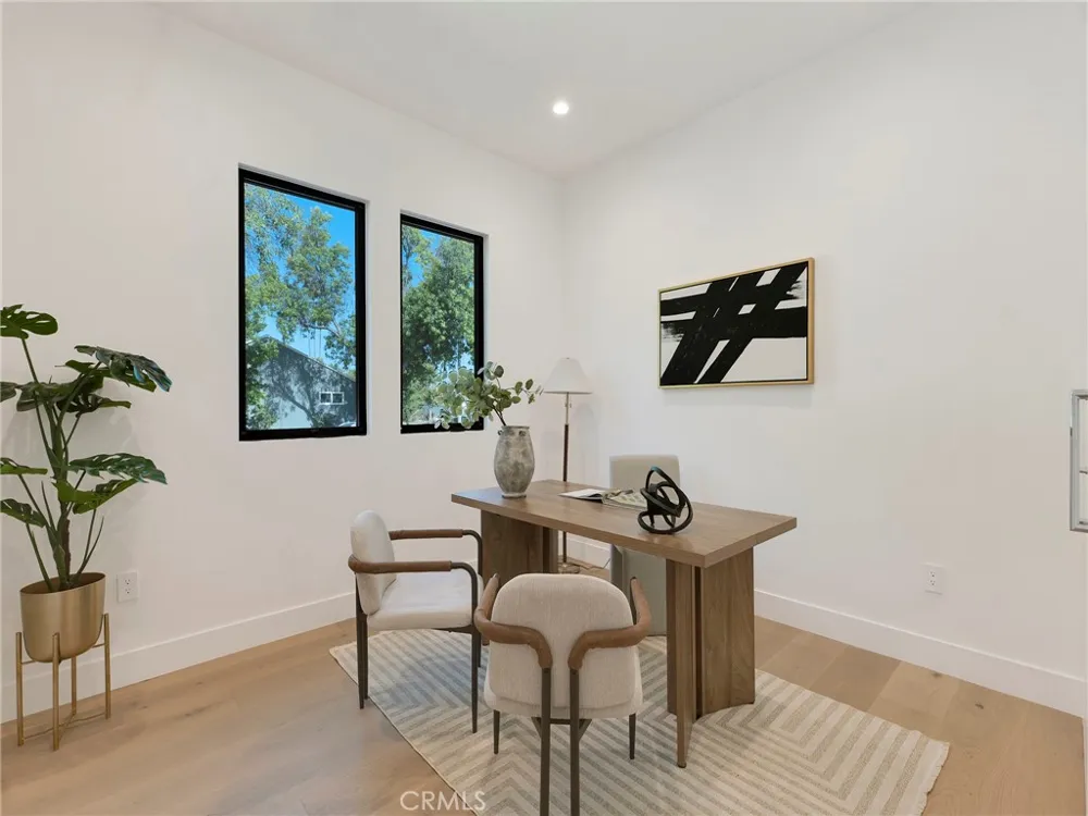 5814 Graves Avenue Encino, CA 91316