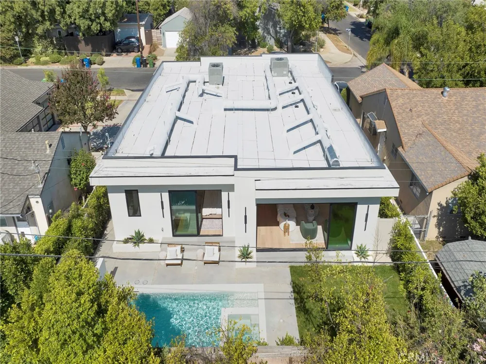 5814 Graves Avenue Encino, CA 91316