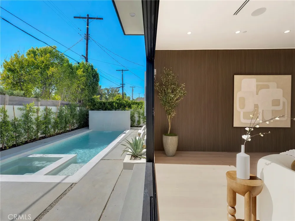5814 Graves Avenue Encino, CA 91316