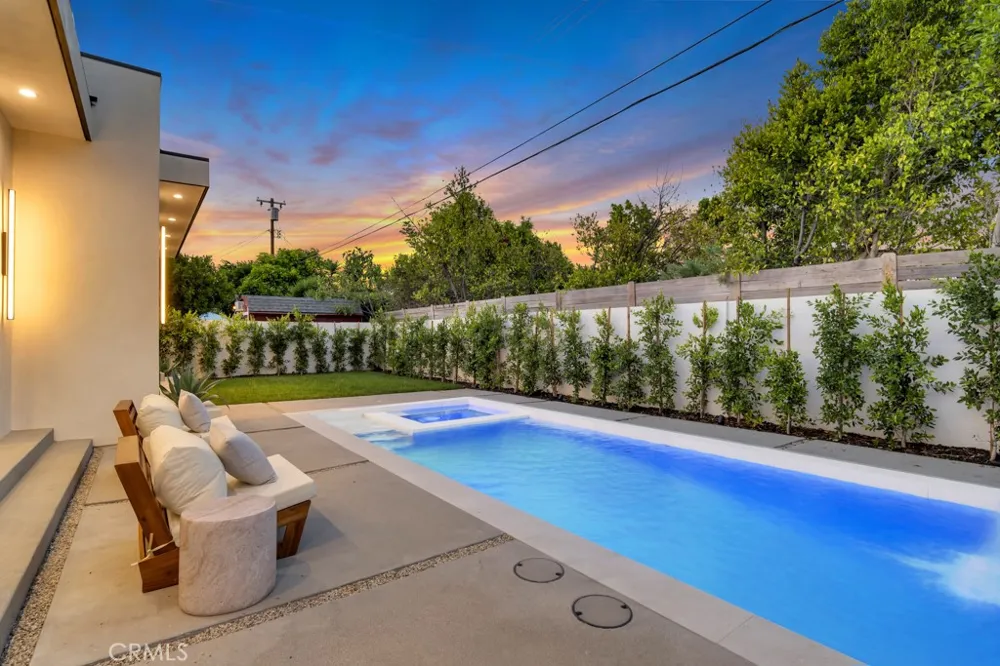 5814 Graves Avenue Encino, CA 91316