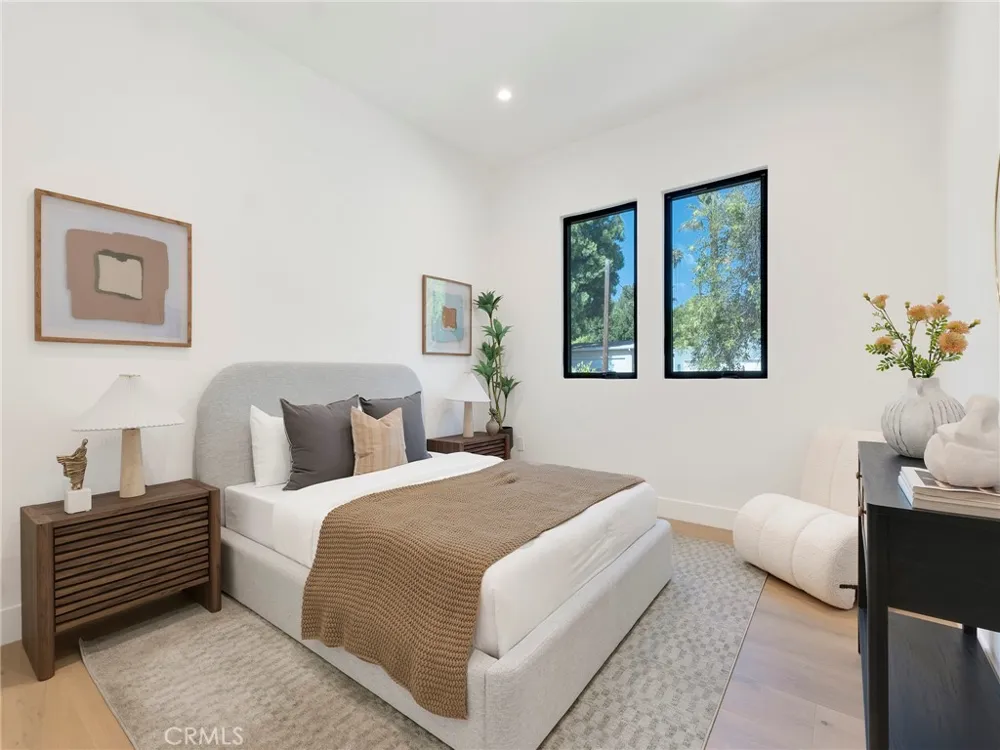 5814 Graves Avenue Encino, CA 91316
