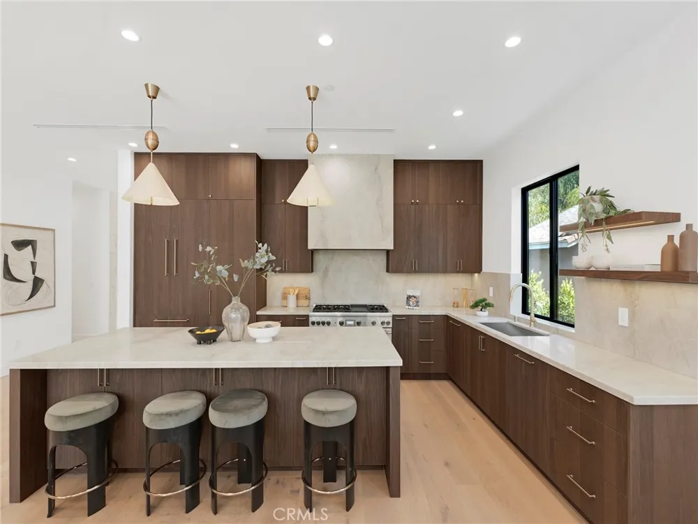5814 Graves Avenue Encino, CA 91316