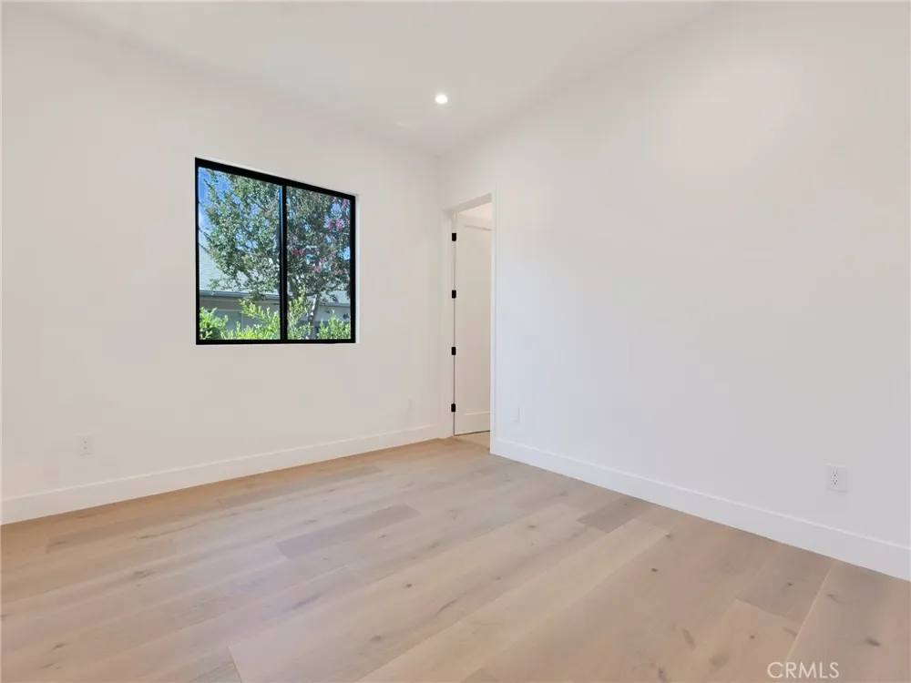 5814 Graves Avenue Encino, CA 91316