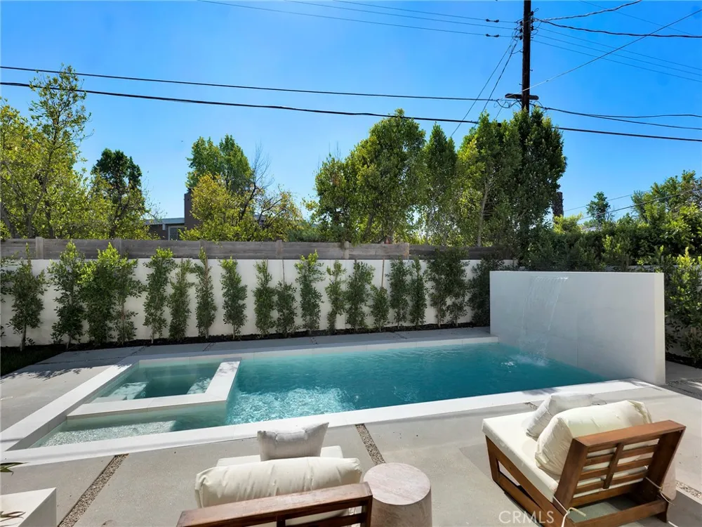 5814 Graves Avenue Encino, CA 91316