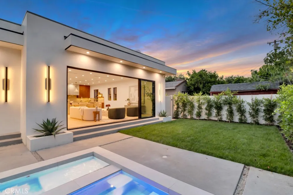 5814 Graves Avenue Encino, CA 91316