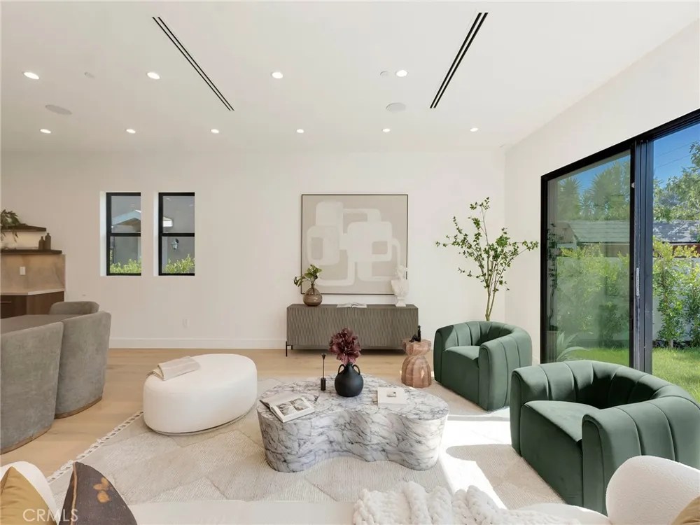 5814 Graves Avenue Encino, CA 91316