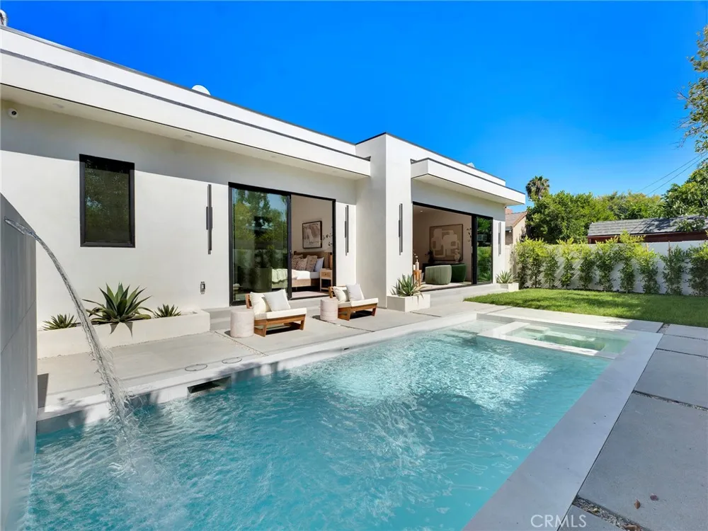 5814 Graves Avenue Encino, CA 91316