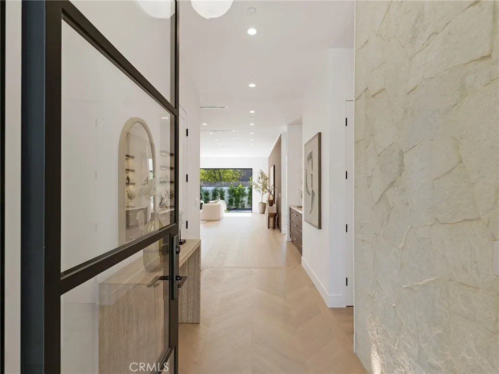 5814 Graves Avenue Encino, CA 91316