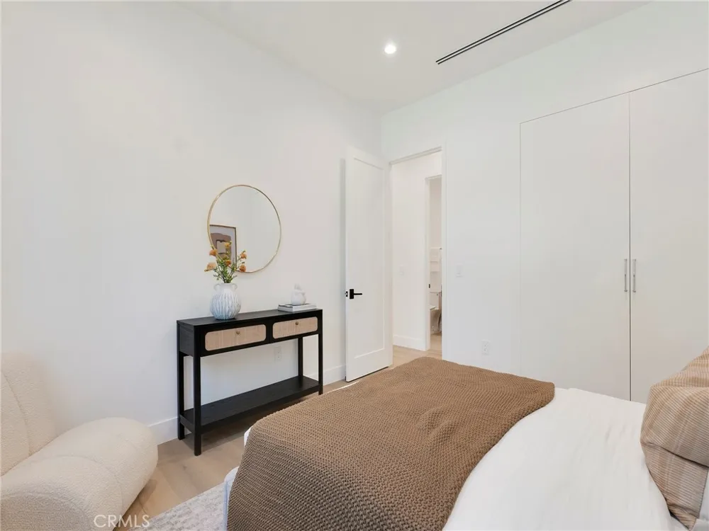 5814 Graves Avenue Encino, CA 91316
