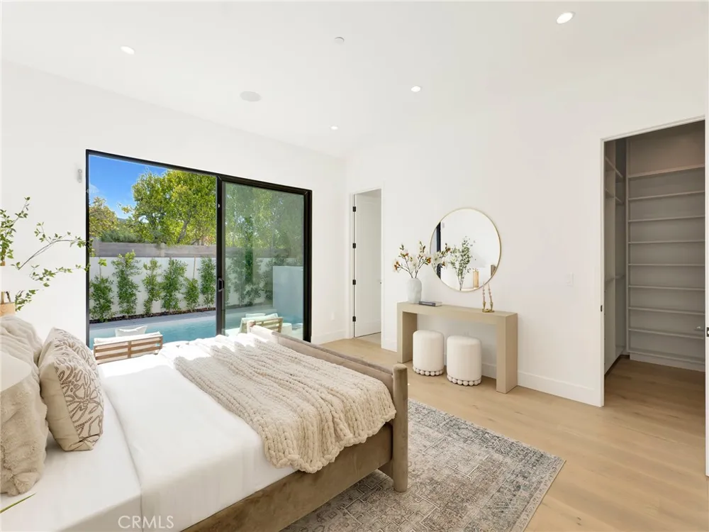 5814 Graves Avenue Encino, CA 91316