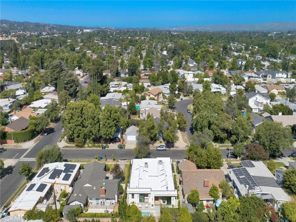 5814 Graves Avenue Encino, CA 91316