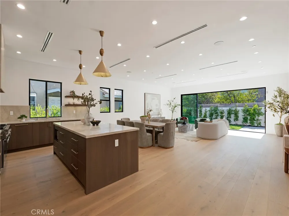 5814 Graves Avenue Encino, CA 91316