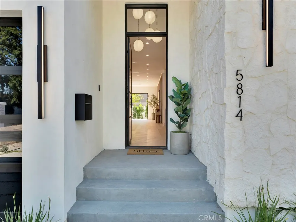 5814 Graves Avenue Encino, CA 91316